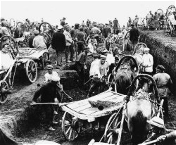 Image - Prisoners at work in the Solovets Islands concentration camp.